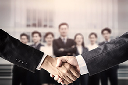 如何处理他人拖欠的两万元债务问题